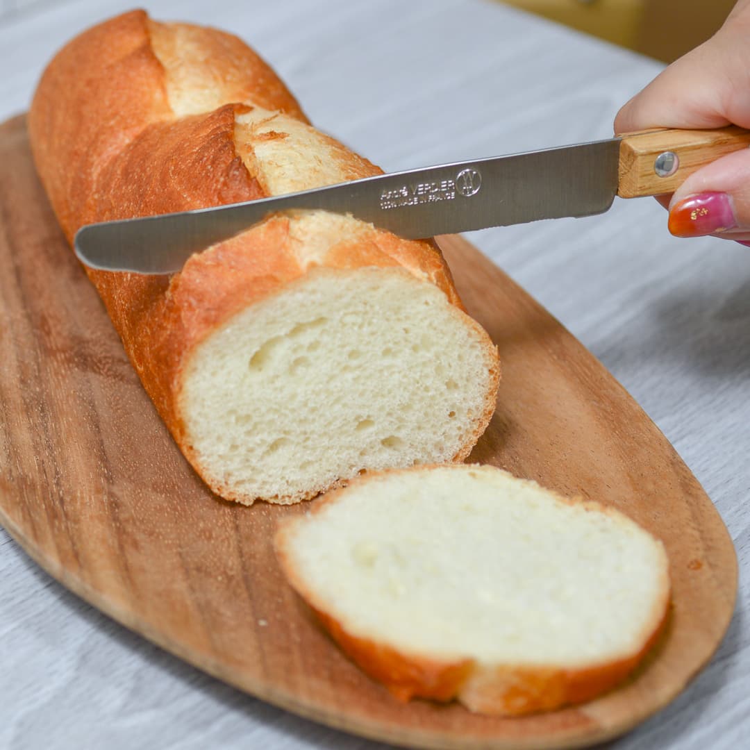テーブルナイフでパンを切る画像3
