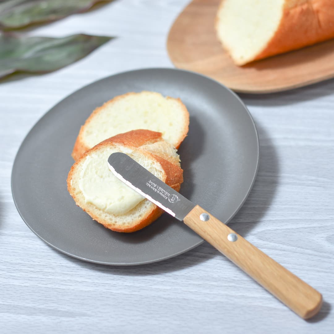 バターナイフでパンにクリームを塗っている写真3